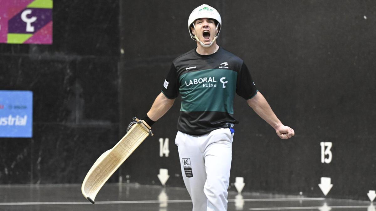 Unai Lekerika celebra un tanto en el Jai Alai de Gernika.