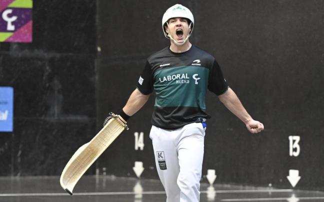 Unai Lekerika celebra un tanto en el Jai Alai de Gernika.