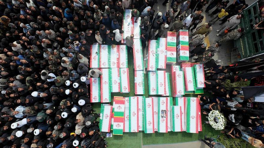Irán celebró una ceremonia fúnebre por las alumnas y el personal de la escuela primaria femenina Shajareh Tayyebeh que murieron en un ataque contra la escuela en Minab