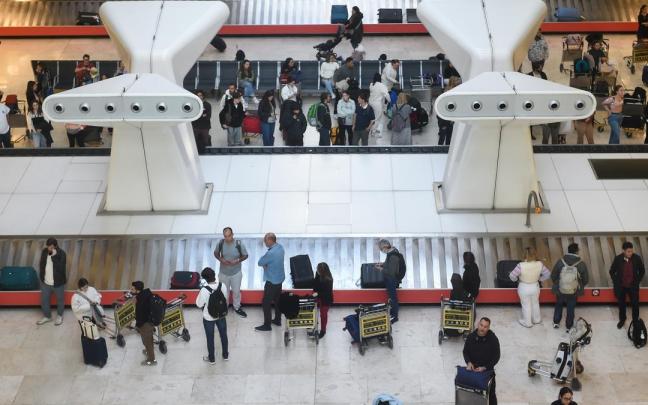 Pasajeros recogen sus maletas durante el último día de la huelga del servicio de handling de Iberia. / EP Pasajeros recogen sus maletas durante el último día de la huelga del servicio de handling de Iberia.