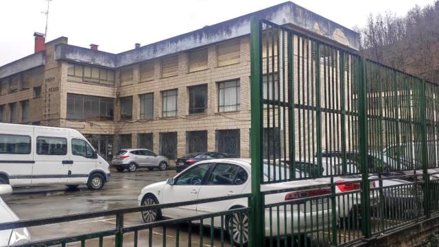 Vista del exterior del edificio que albergó las antiguas escuelas de Pedro Muguruza y va a ser demolido para generar espacio para aparcamiento y una plaza abierta al río Deba.