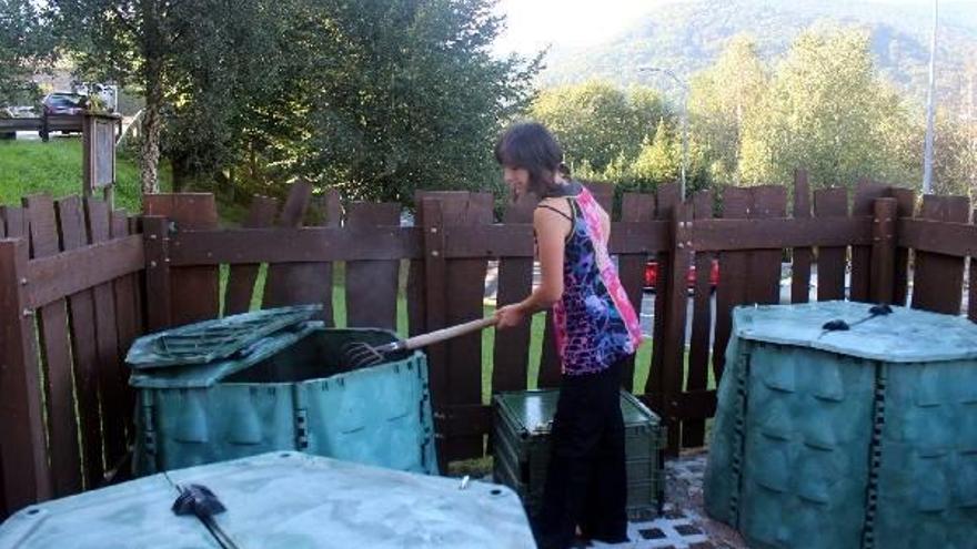 Usurbilgo bizilagun bat auzokonpostajea egiten.