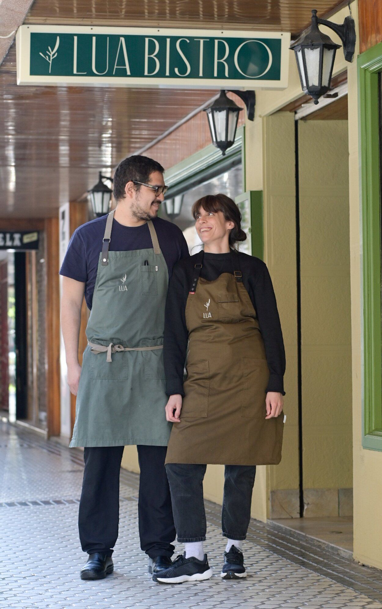 Aarón Castillo y Lucía Rave, en su nuevo Bistro ubicado en el barrio donostiarra de Gros.