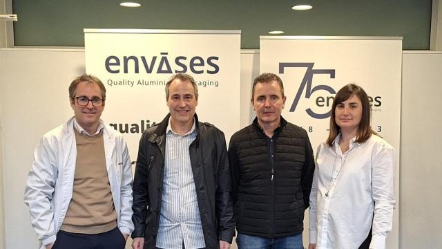 Representantes de Apill y Envases tras la firma del convenio