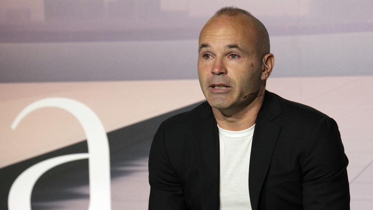 Andrés iniesta durante la rueda de prensa en Barcelona en la que ha anunciado su retirada.