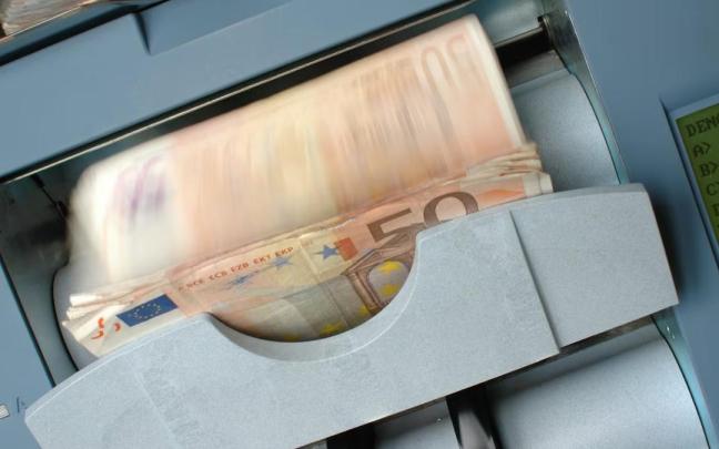 Imagen de un cajero automático sacando un fajo de billetes / Pexels Imagen de un cajero automático sacando un fajo de billetes