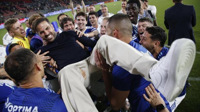 Los jugadores del Como mantean a Cesc Fábregas, el técnico que les ha guiado a la primera participación del club en la Champions League.