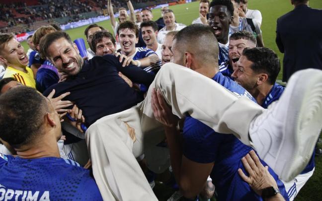 Los jugadores del Como mantean a Cesc Fábregas, el técnico que les ha guiado a la primera participación del club en la Champions League.
