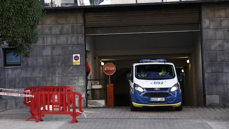 Un furgón de la Policía Municipal sale del Palacio de Justicia de Pamplona.