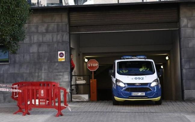 Un furgón de la Policía Municipal sale del Palacio de Justicia de Pamplona.