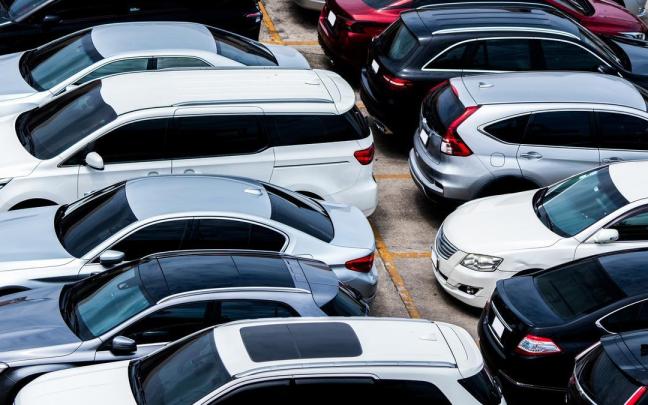 Varios coches apiñados en un aparcamiento. Varios coches apiñados en un aparcamiento.