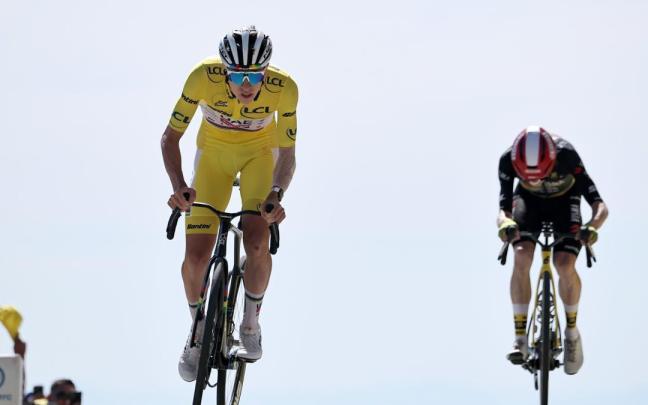 Pogacar se impone al esprint a Vingegaard. / efe Pogacar se impone al esprint a Vingegaard.