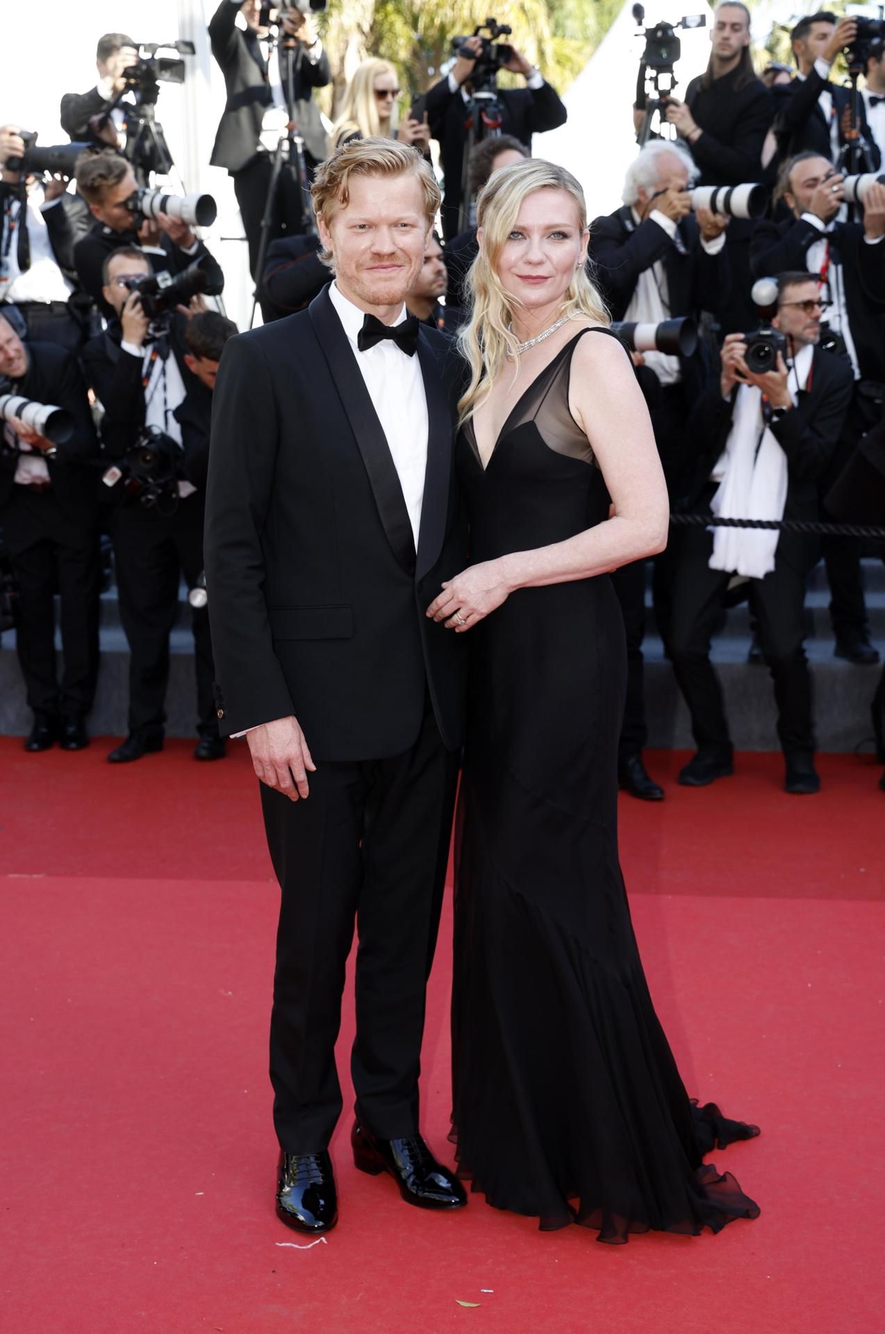 Jesse Plemons y Kirsten Dunst en la alfombra roja.