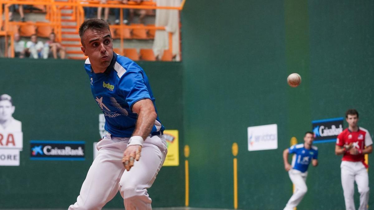 Peña se prepara para golpear la pelota durante la final del Torneo de La Blanca.
