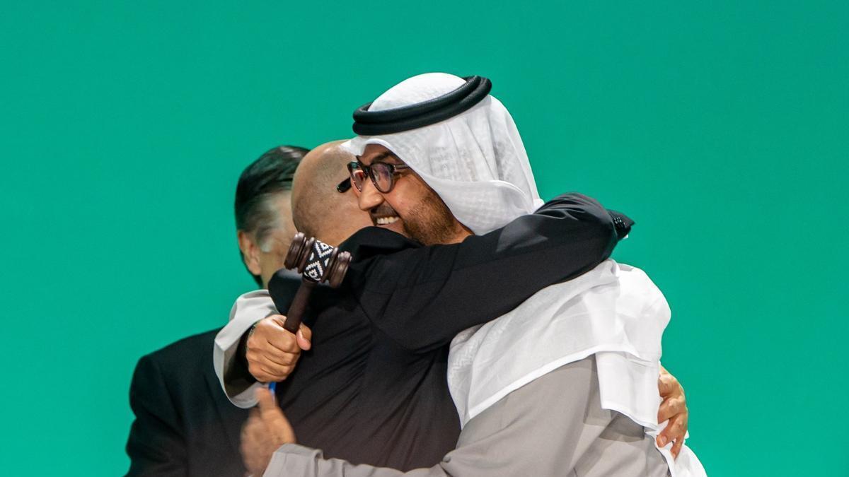 El secretario ejecutivo de la Cnmucc, Simon Stiell, abraza al presidente de la COP20, Sultan Al Jaber, tras cerrar el acuerdo.