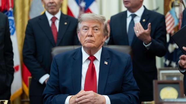 El presidente de EE.UU., Donald Trump, hace declaraciones a la prensa en el Despacho Oval de la Casa Blanca.