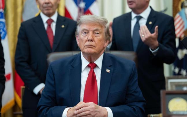 El presidente de EE.UU., Donald Trump, hace declaraciones a la prensa en el Despacho Oval de la Casa Blanca.