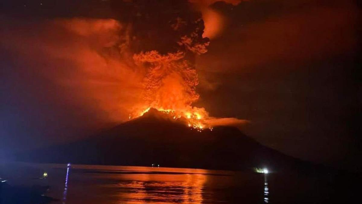 El volcán Ruang en Indonesia entra en erupción.