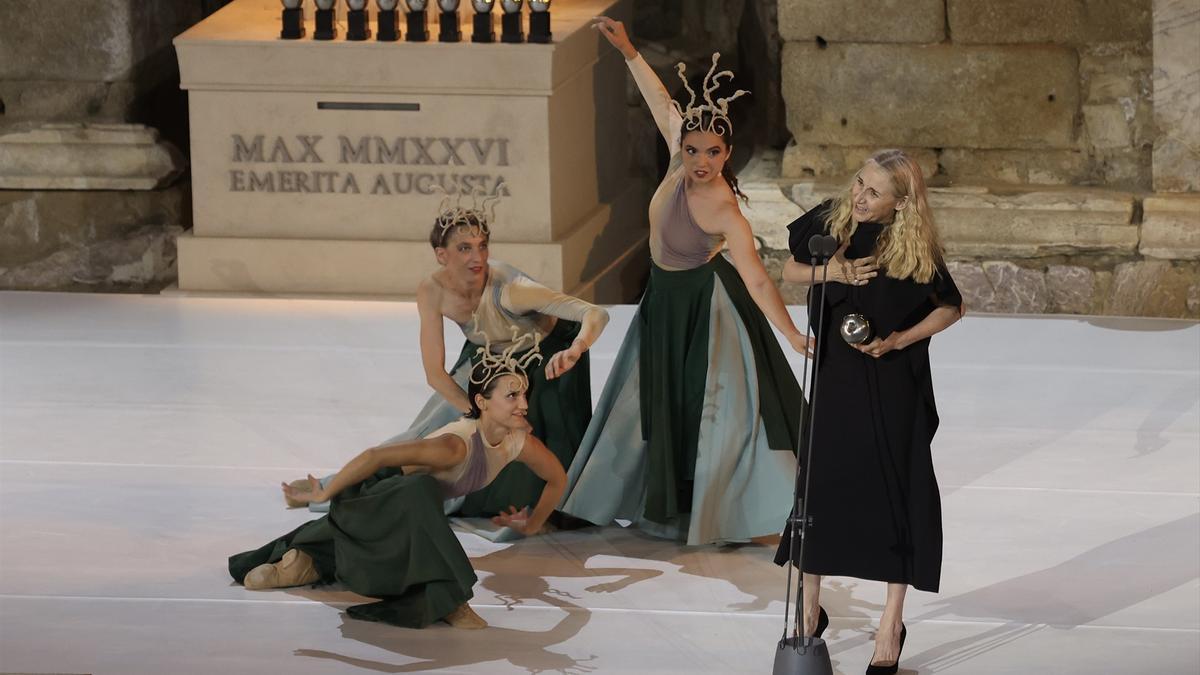 La actriz Mona Martínez recoge el 'Premio a mejor actriz' durante la gala de entrega de los XXIX Premios Max de las Artes Escénicas.
