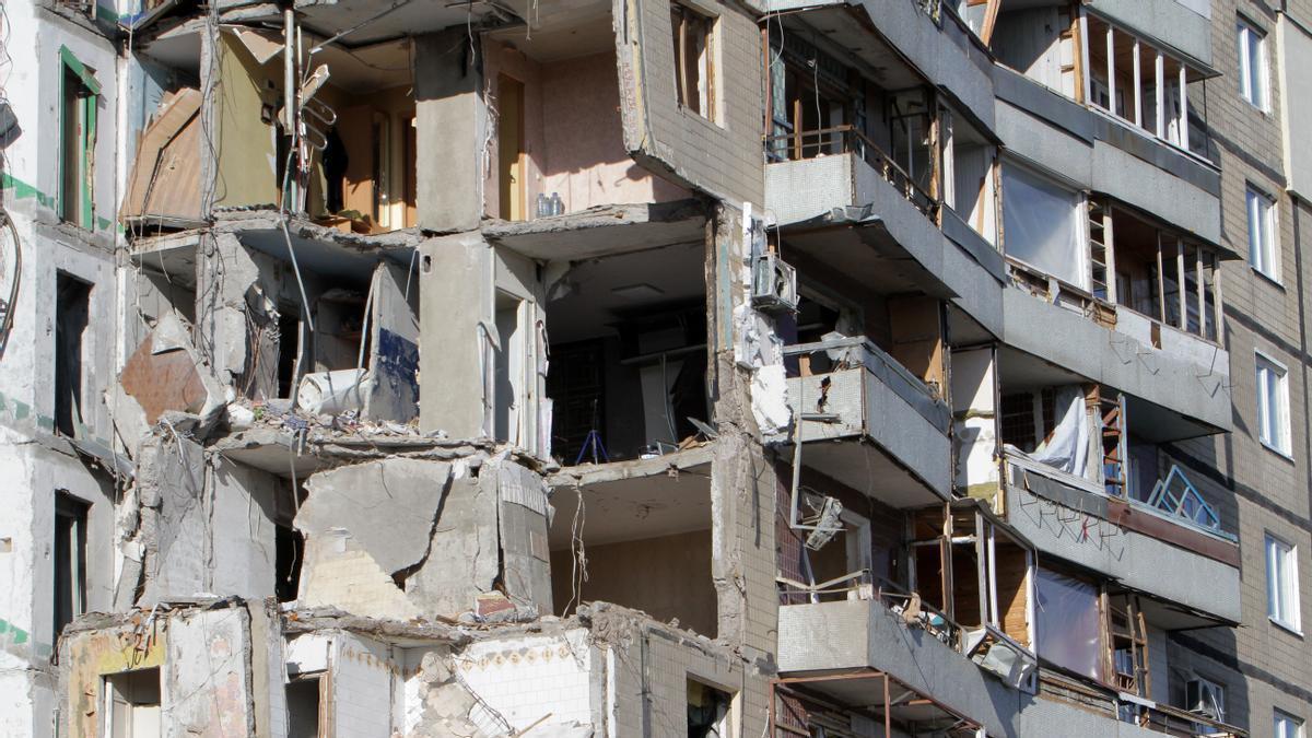 Un bloque de viviendas bombardeado en Dnipró.