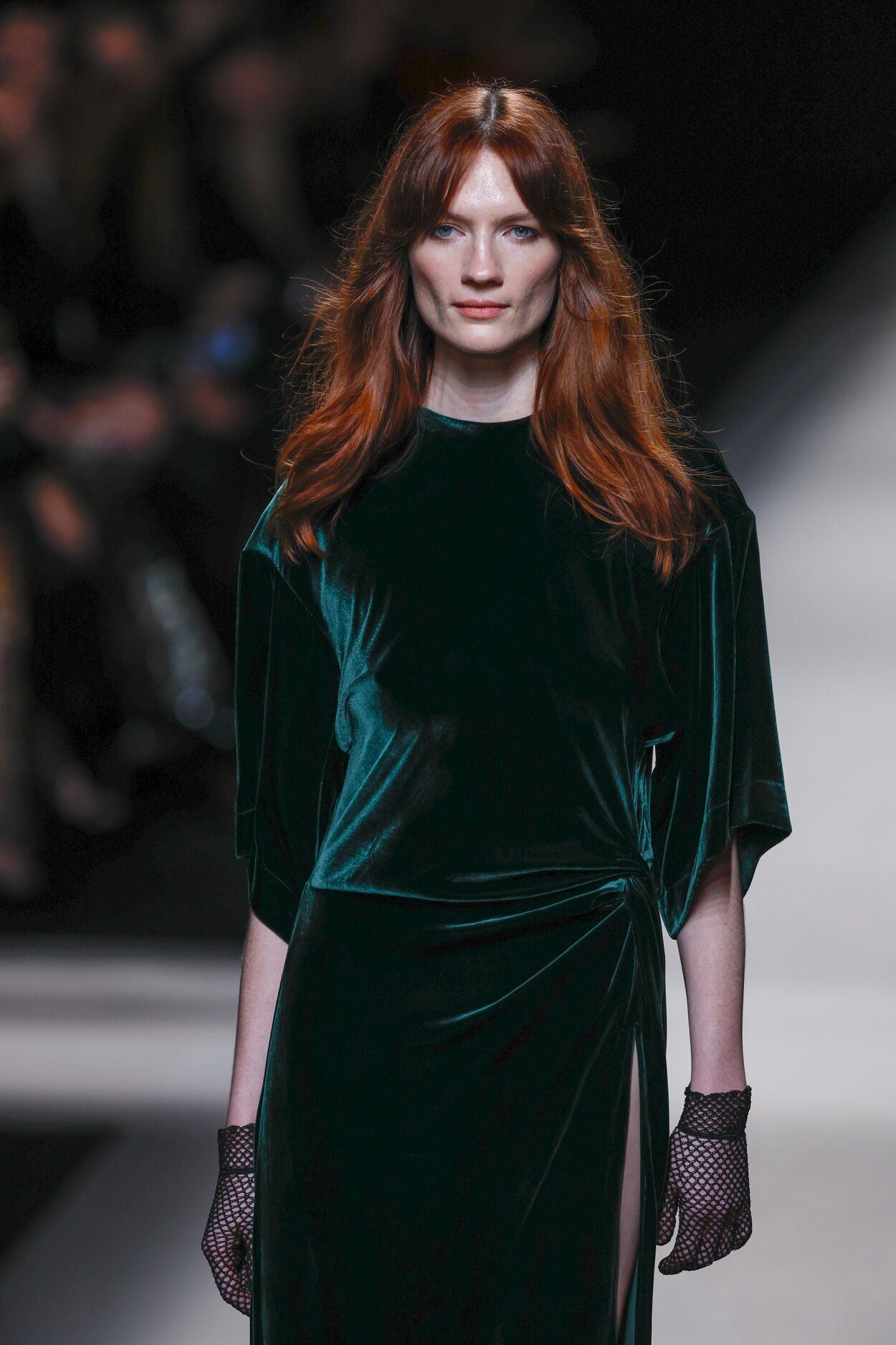 Vestido de noche en terciopelo en tono verde bosque, de Alex Rivière.