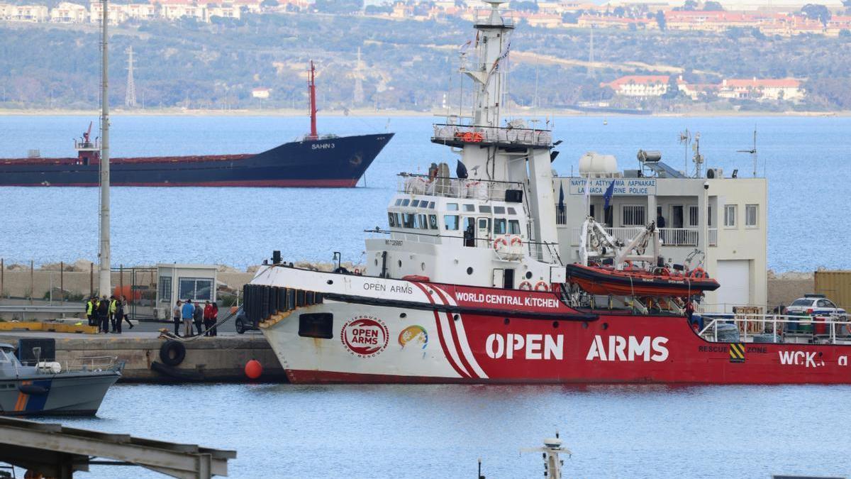 El buque de Open Arms esperando su partida en un puerto chipiotra.