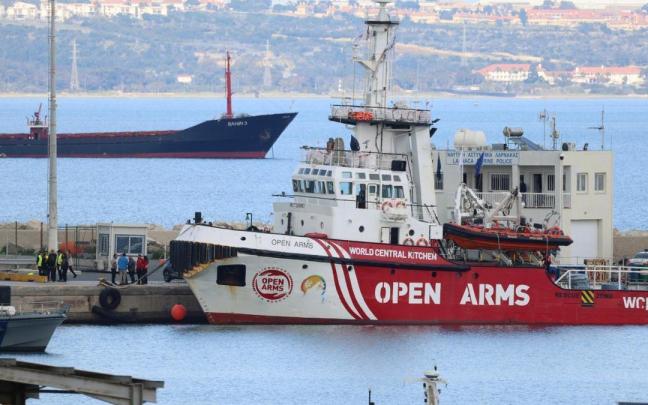 El buque de Open Arms esperando su partida en un puerto chipiotra. / EFE El buque de Open Arms esperando su partida en un puerto chipiotra.