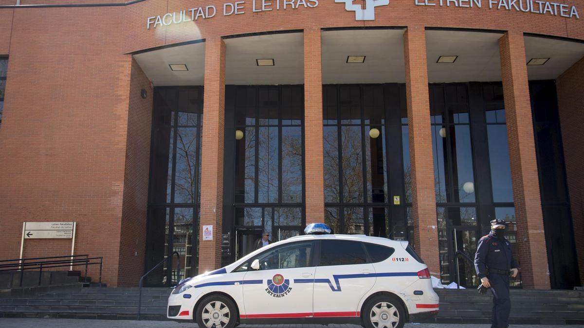 Imagen de archivo de un agente de la ertzaintza ante la Facultad de Letras de la UPV/EHU.