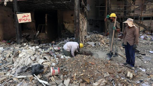 Iraníes trabajan en los edificios residenciales destruidos por los ataques aéreos estadounidenses e israelíes al sur de Teherán.