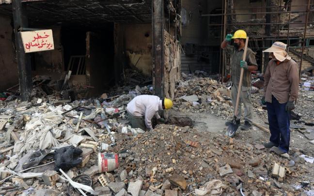 Iraníes trabajan en los edificios residenciales destruidos por los ataques aéreos estadounidenses e israelíes al sur de Teherán.
