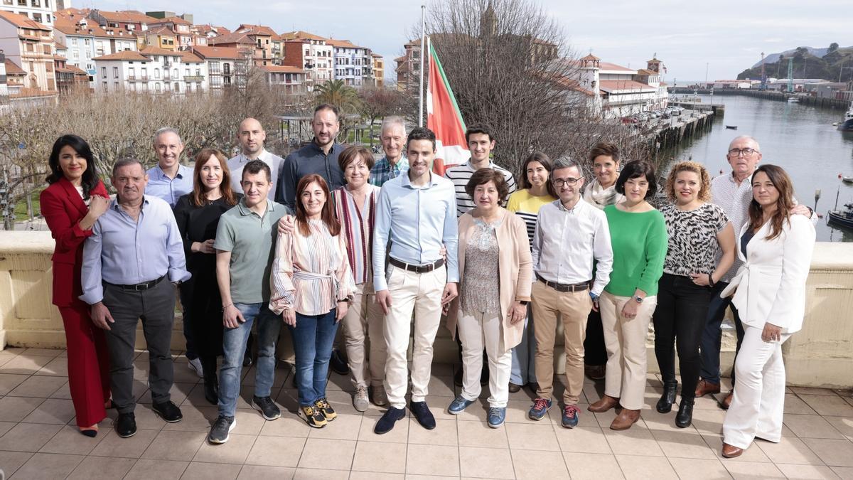 Las diez mujeres y los diez hombres que componen la lista jeltzale en Bermeo.