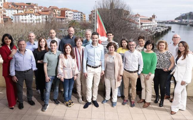Las diez mujeres y los diez hombres que componen la lista jeltzale en Bermeo.