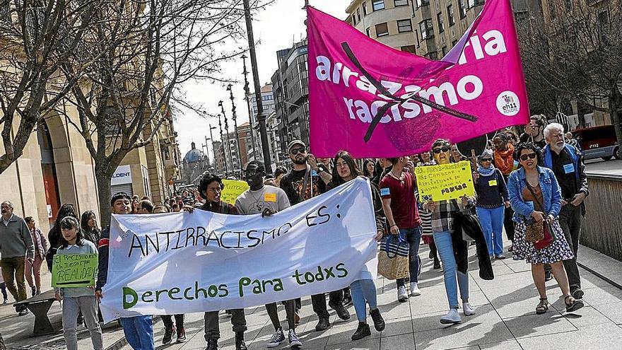 Marcha antirracista por el centro de Pamplona.