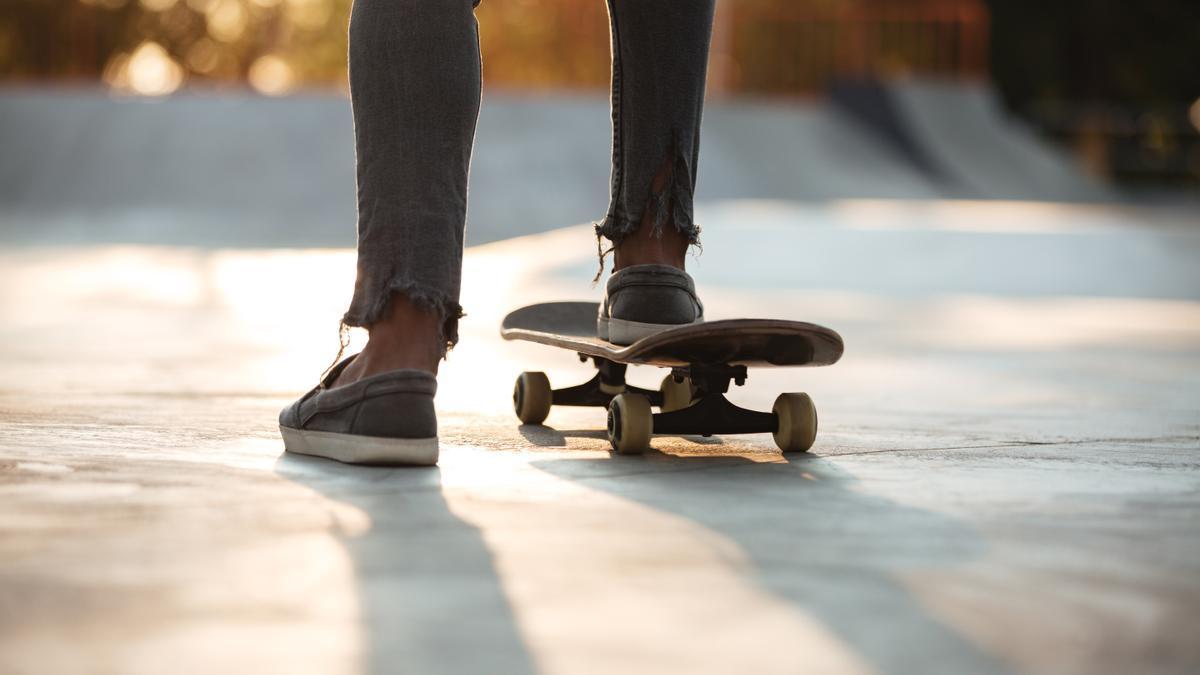 Un menor en un patinete.