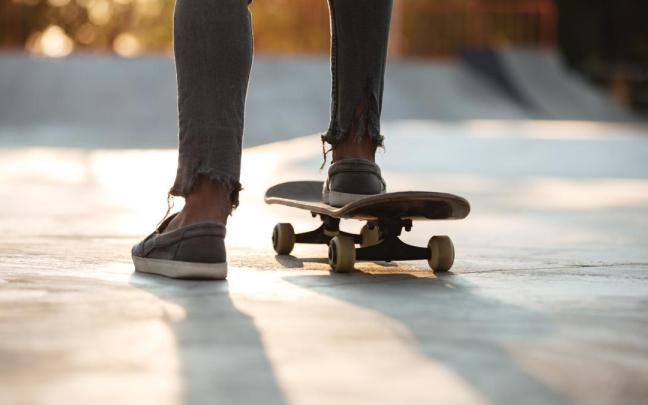 Un menor en un patinete.