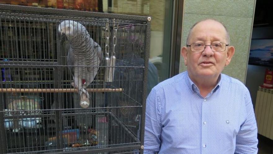 Txarli y Jesús Mari Iraeta, en el exterior del estanco.