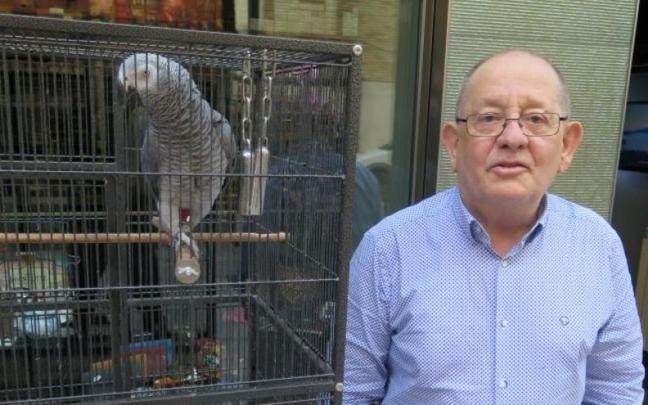 Txarli y Jesús Mari Iraeta, en el exterior del estanco.