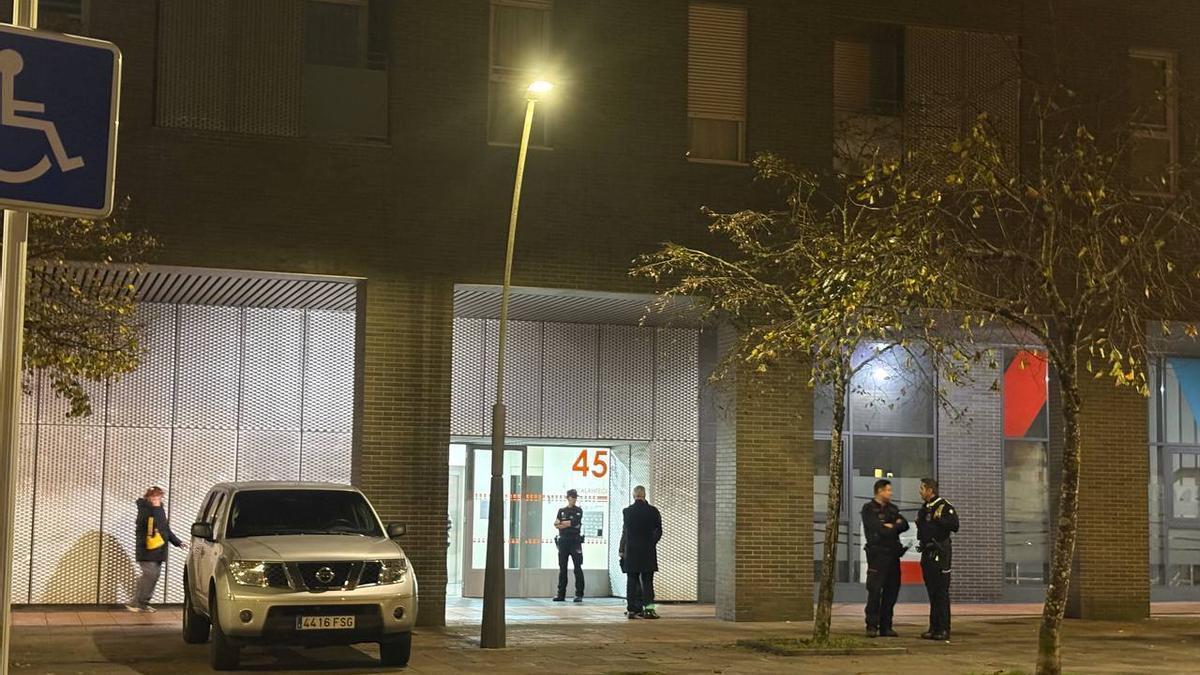 El portal de la calle Eskalantegi de Pasai Antxo, donde un hombre ha asesinado a su expareja. Pedro Martínez