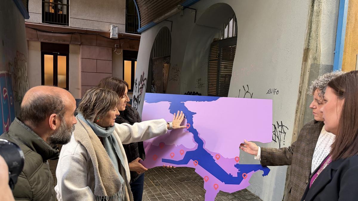 Los responsables municipales con una Mapa Morado.