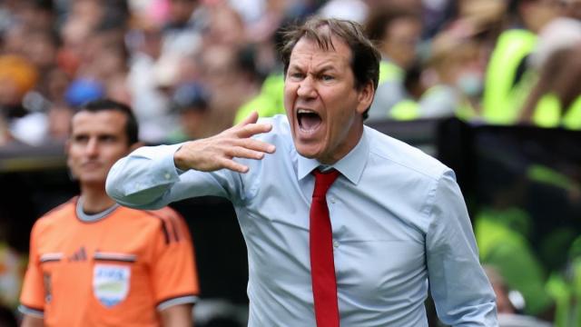 Rudi García da instrucciones a los jugadores del Bélgica durante el Mundial.