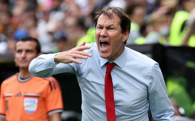 Rudi García da instrucciones a los jugadores del Bélgica durante el Mundial.