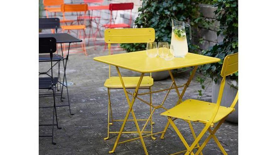 Imagen del conjunto de exterior Sundso de Ikea, con una mesa y dos sillas plegables