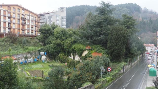 Terrenos de Azkiaga, el ámbito que está en el origen de la controversia en Mutriku.