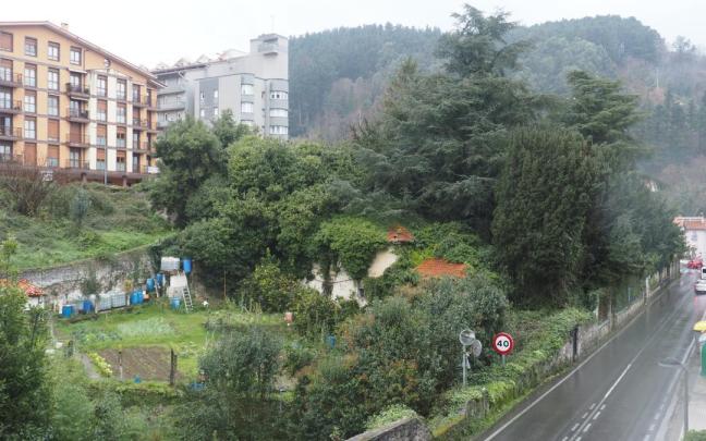 Terrenos de Azkiaga, el ámbito que está en el origen de la controversia en Mutriku.