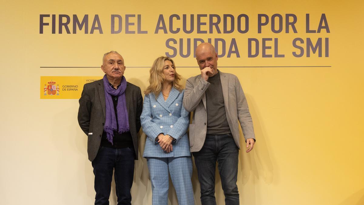 La vicepresidenta segunda del Gobierno y ministra de Trabajo y Economía Social, Yolanda Díaz, junto a los secretarios generales de CCOO, Unai Sordo, y de UGT, Pepe Álvarez