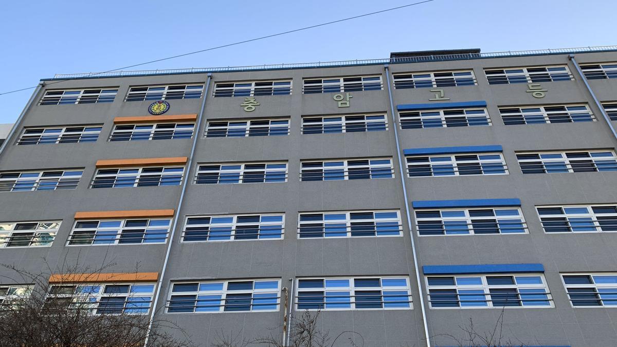 Edificio principal del colegio de secundaria Choongam, en el noroeste de Seúl, donde estudió en los setenta el presidente surcoreano, Yoon Suk-yeol