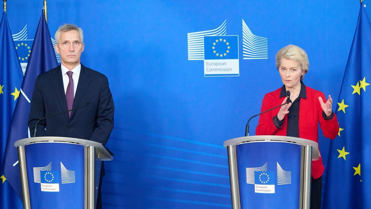 El secretario general de la OTAN, Jens Stoltenberg, y la presidenta de la Comisión Europea, Ursula von der Leyen, en su comparecencia conjunta el 11 de enero de 2023.