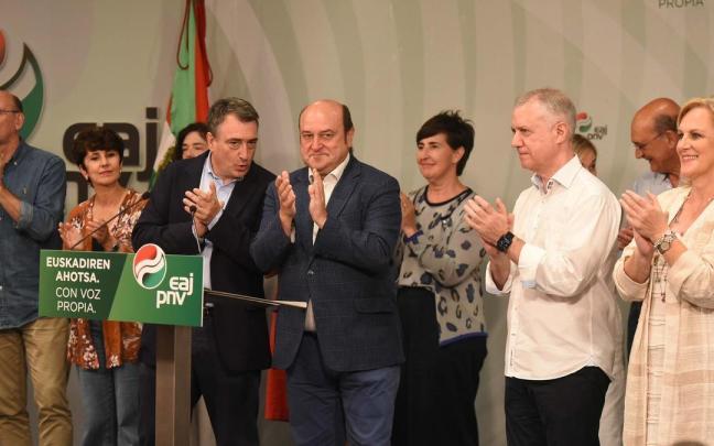 El portavoz del PNV en el Congreso, Aitor Esteban, y el presidente del EBB, Andoni Ortuzar