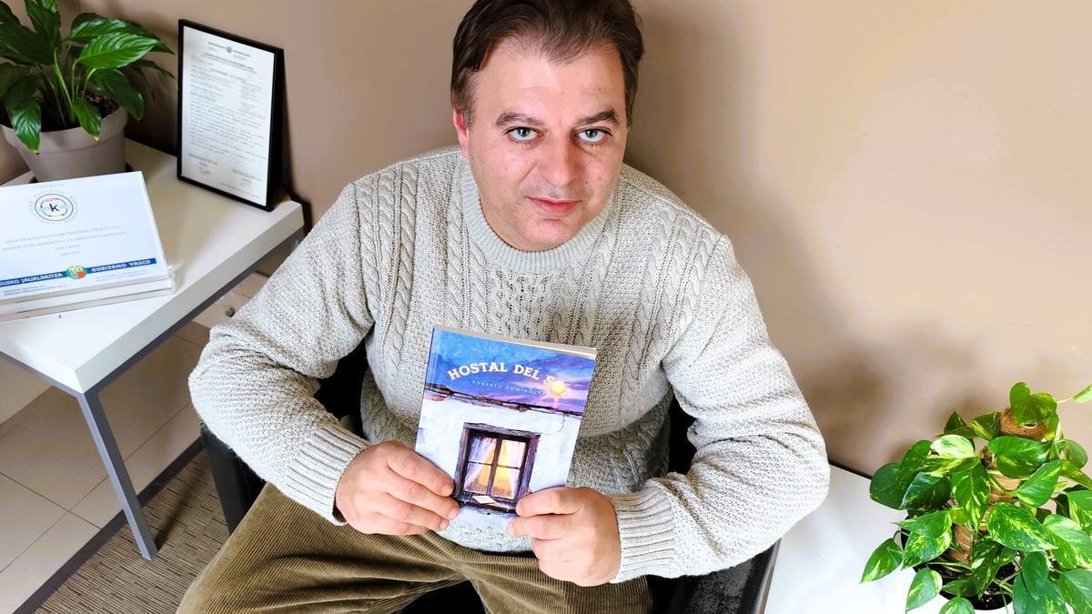 Roberto Domínguez posa con un ejemplar de "Hostal del sol"