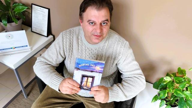 Roberto Domínguez posa con un ejemplar de "Hostal del sol"